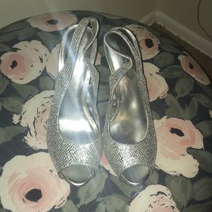 Sequenced sling back